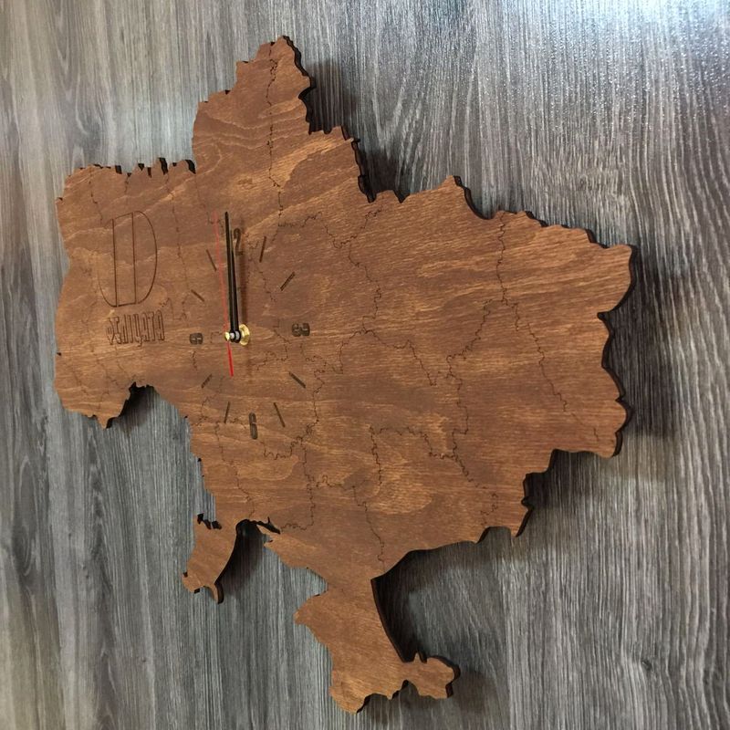 Декоративные настенные часы из дерева в форме карты Украины