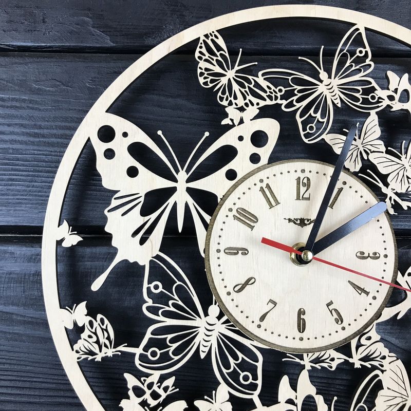 Фігурний настінний годинник «Вальс метеликів»