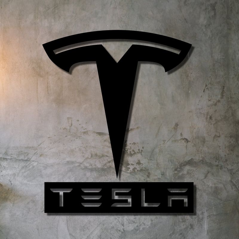 Стильный логотип Tesla из дерева для декора стен