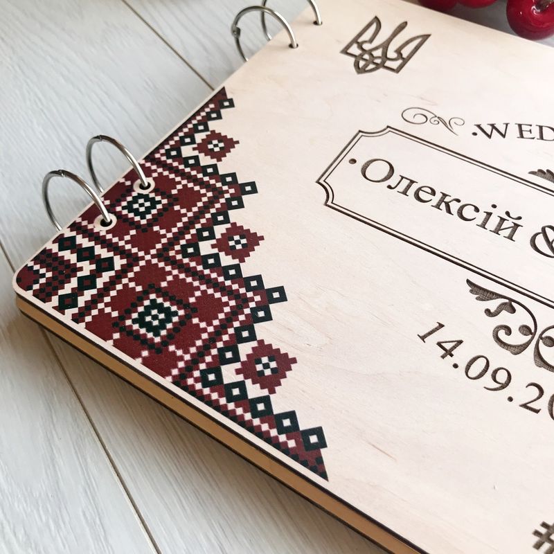 Свадебный альбом для фото и записей в деревянной обложке в украинском стиле