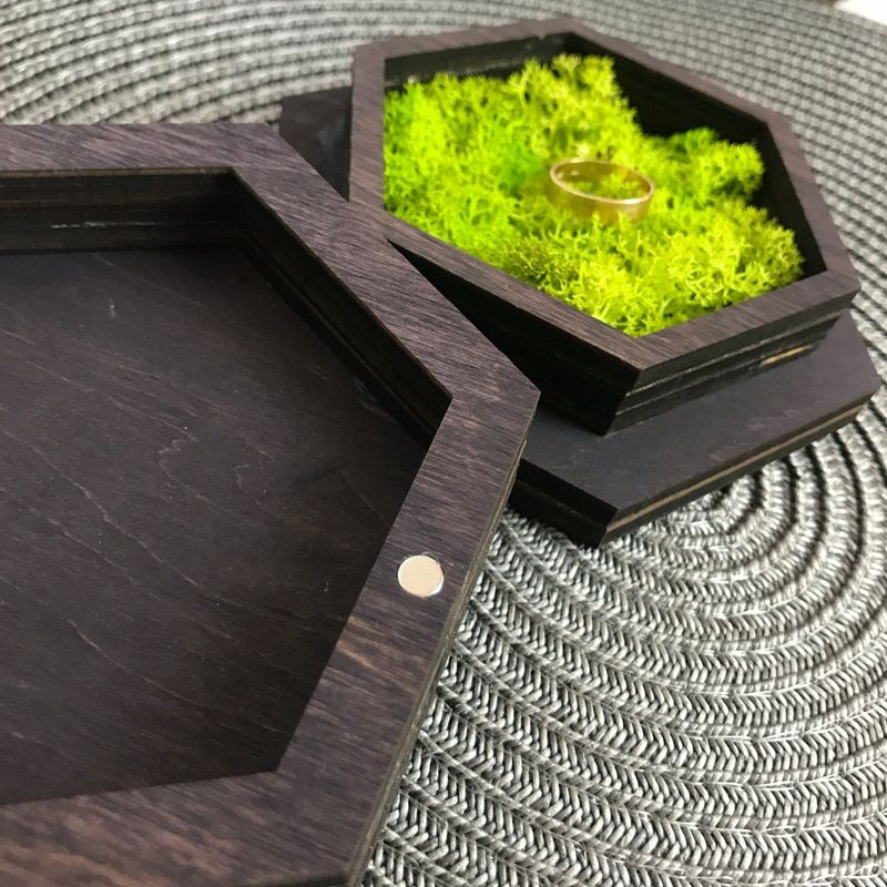 Весільна скринька для кілець з декоративним мохом