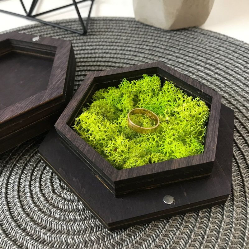 Шестикутна коробочка для кілець з декоративним мохом