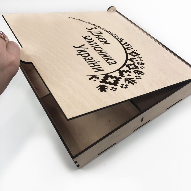 Подарункова коробка з дерева з індивідуальним гравіювання