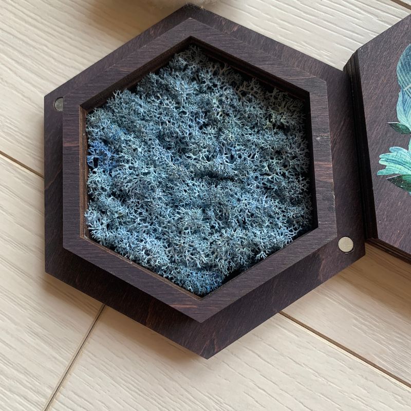 Дерев'яна коробочка для весільної церемонії з блакитним стабілізованим мохом