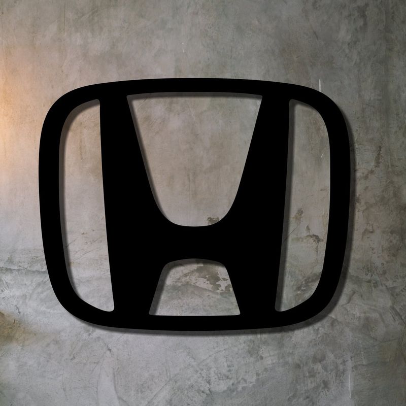 Деревянное настенное панно в форме логотипа Honda