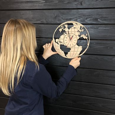 Часы настенные из дерева «Земной шар»