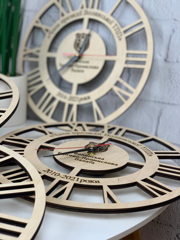Корпоративный подарок бизнес партнерам - настенные часы с логотипом