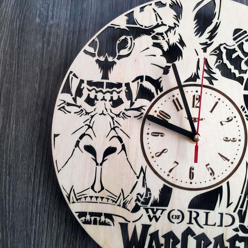 Настенные часы из дерева в стиле фентези "Варкрафт"