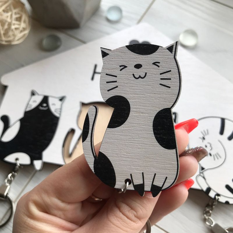 Чорно-біла дерев'яна ключниця з котиками