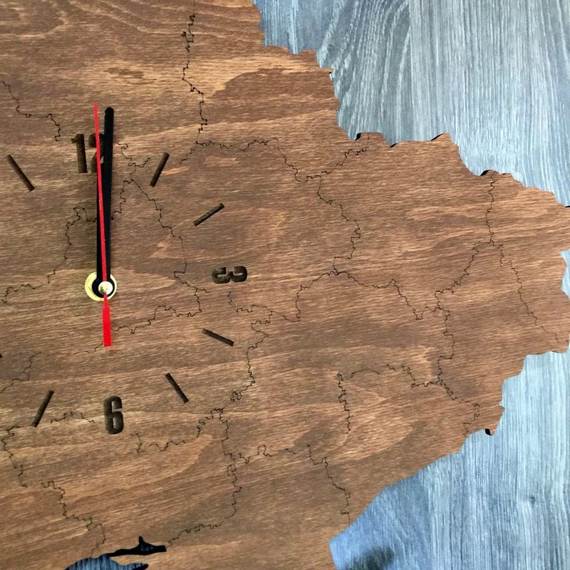 Декоративний настінний годинник з дерева у формі карти України