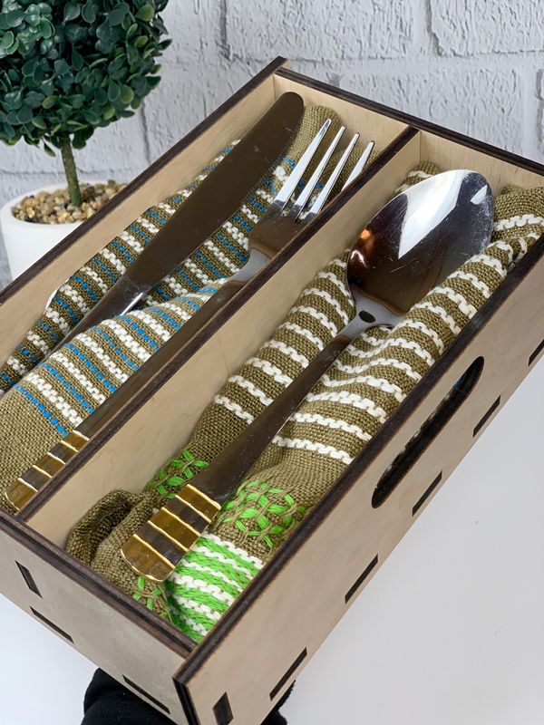 Дерев'яна коробочка для подачі столових приборів
