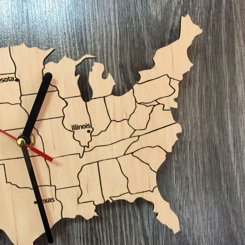 Декоративний годинник-карта з дерева "Америка"