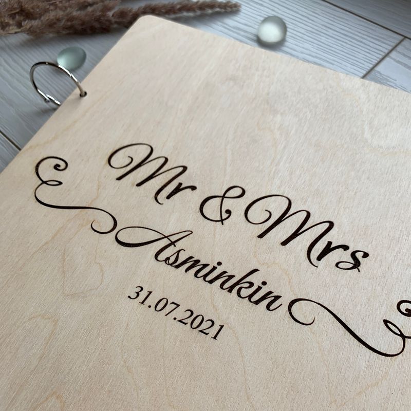 Дерев'яна папка для зберігання свідоцтва про шлюб з іменним гравіюванням на обкладинці
