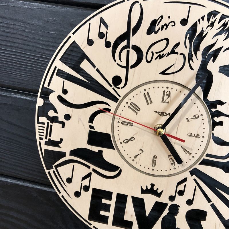 Дизайнерские настенные часы из дерева «Elvis»