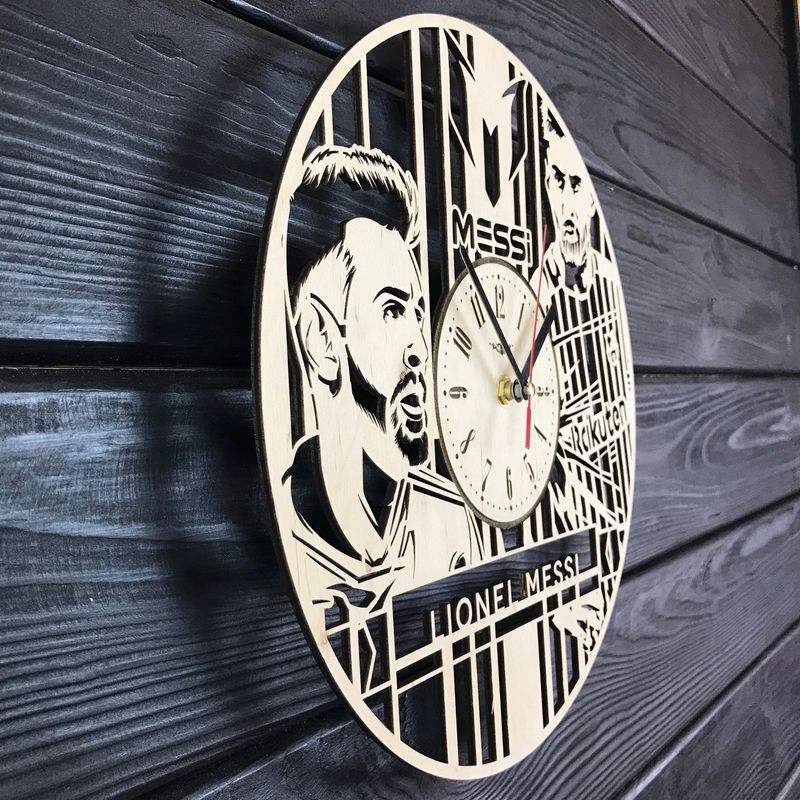 Концептуальные деревянные часы в интерьер «Лионель Месси»
