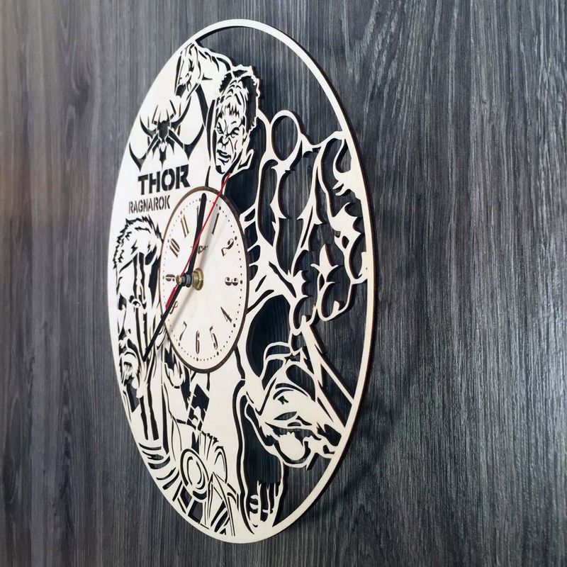 Круглые концептуальные часы из дерева "Тор"