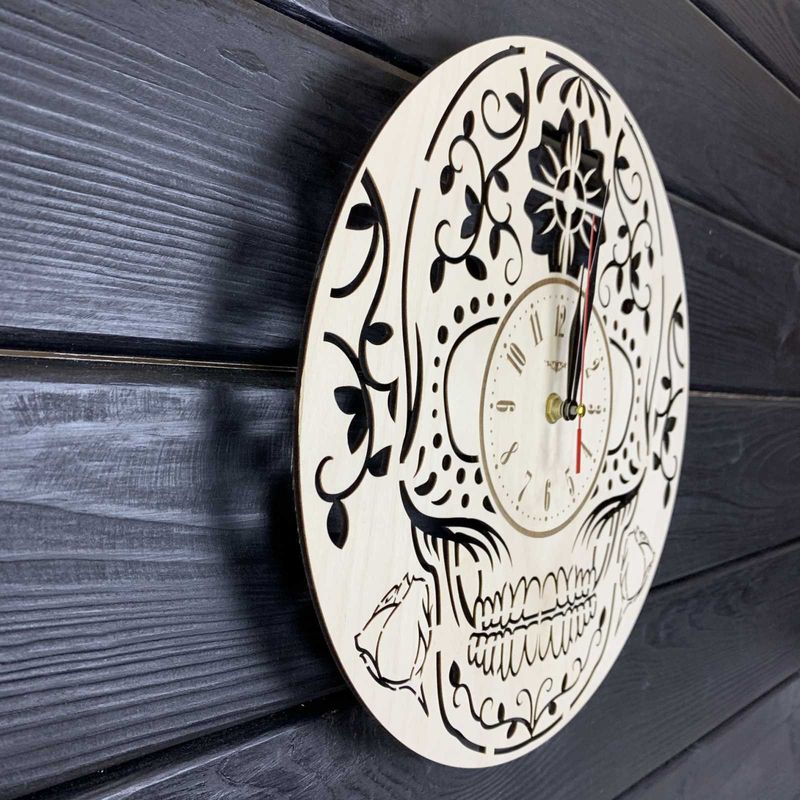 Стильные настенные деревянные часы в готическом стиле