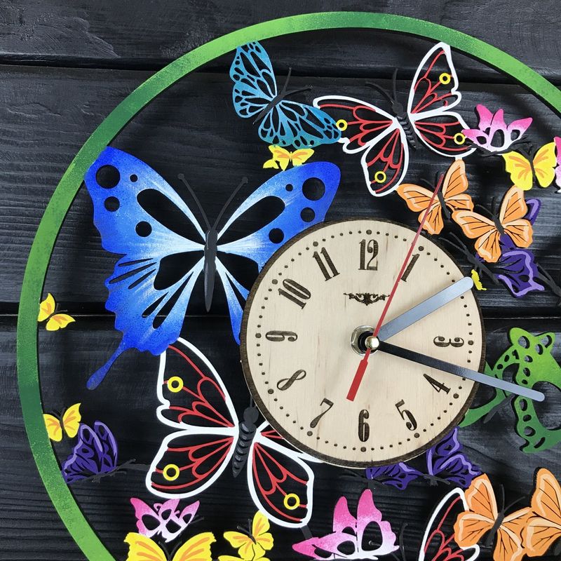 Кольоровий настінний годинник з дерева "Вальс метеликів"