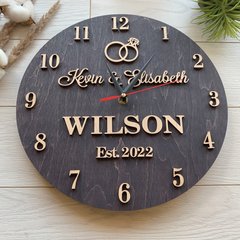 Подарок на 5 годовщину свадьбы деревянные именные часы на стену