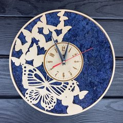 Яскравий настінний годинник з дерева з мохом «Метелики»