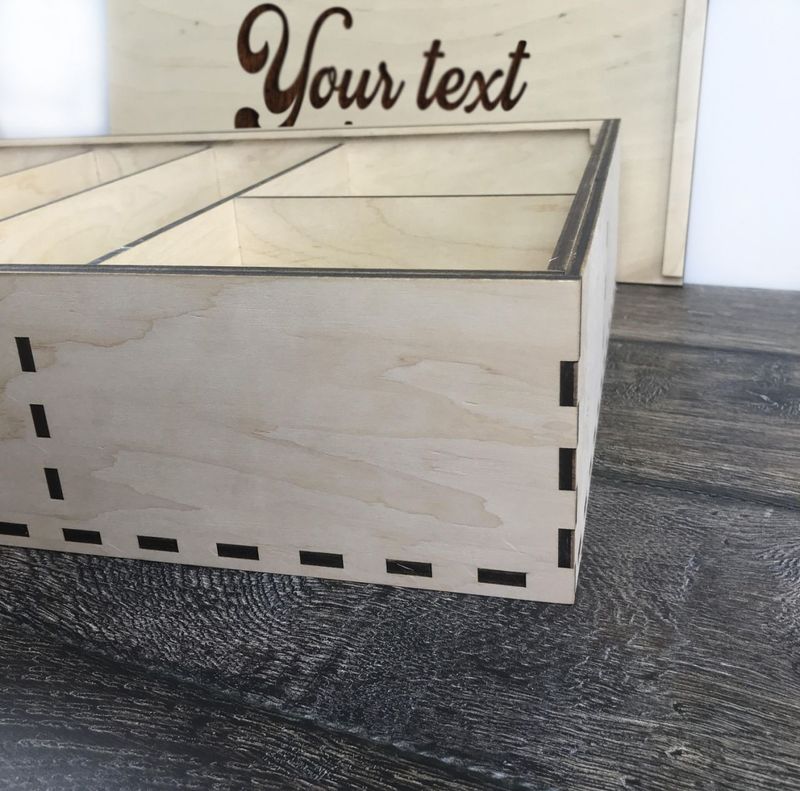 Большая деревянная коробка с ячейками и гравировкой