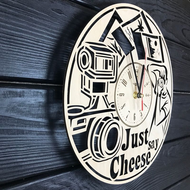 Дизайнерские деревянные часы на стену «Фотограф»