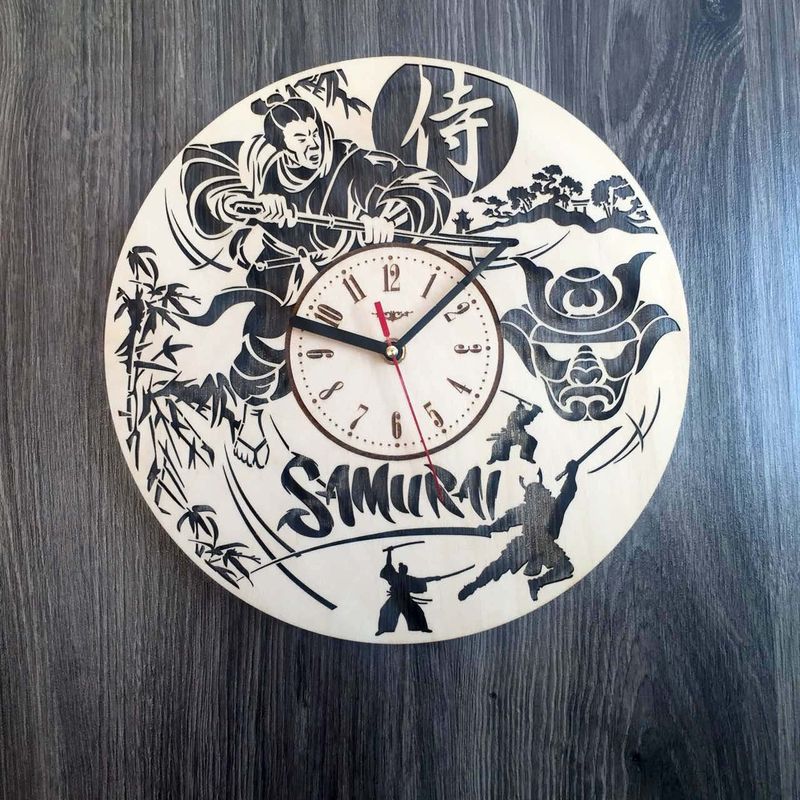Круглые дизайнерские деревянные часы "Самурай"