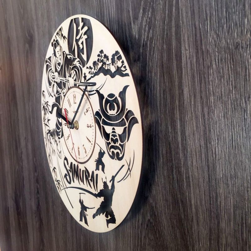 Круглые дизайнерские деревянные часы "Самурай"