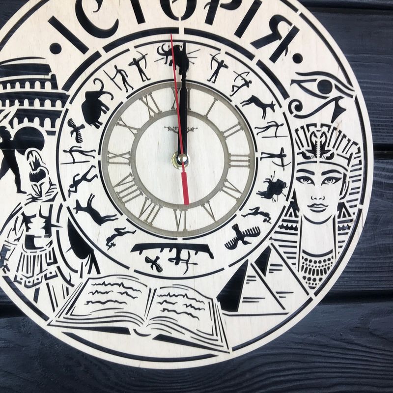 Настінний дерев'яний годинник для вчителя історії
