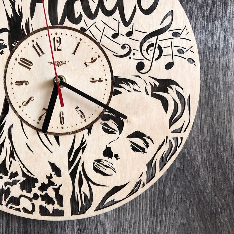 Оригинальные настенные часы "Adele"