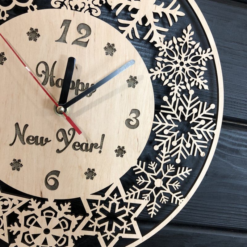 Оригінальний настінний годинник з дерева на новорічну тематику
