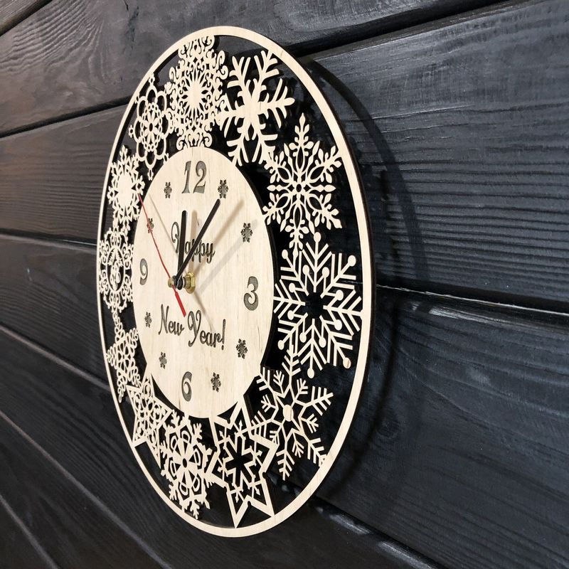 Оригинальные настенные часы из дерева на новогоднюю тематику