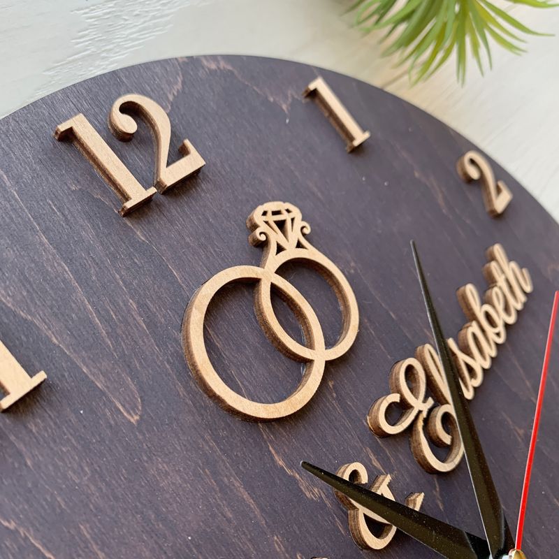 Подарунок на 5 річницю весілля дерев'яний іменний годинник на стіну