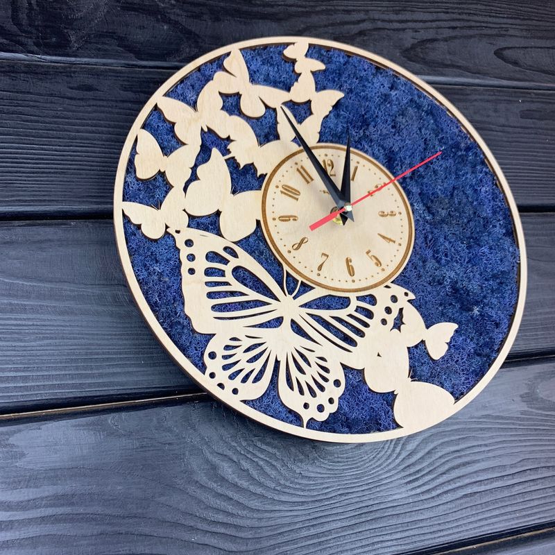Яркие настенные часы из дерева со мхом «Бабочки»