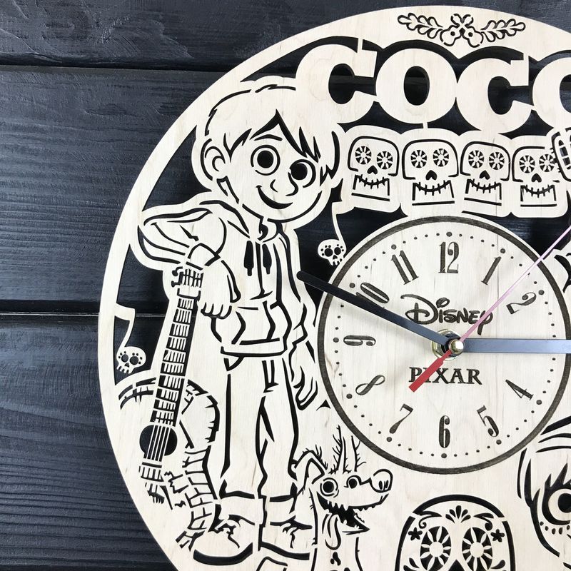 Детские настенные часы из дерева «Тайна Коко»
