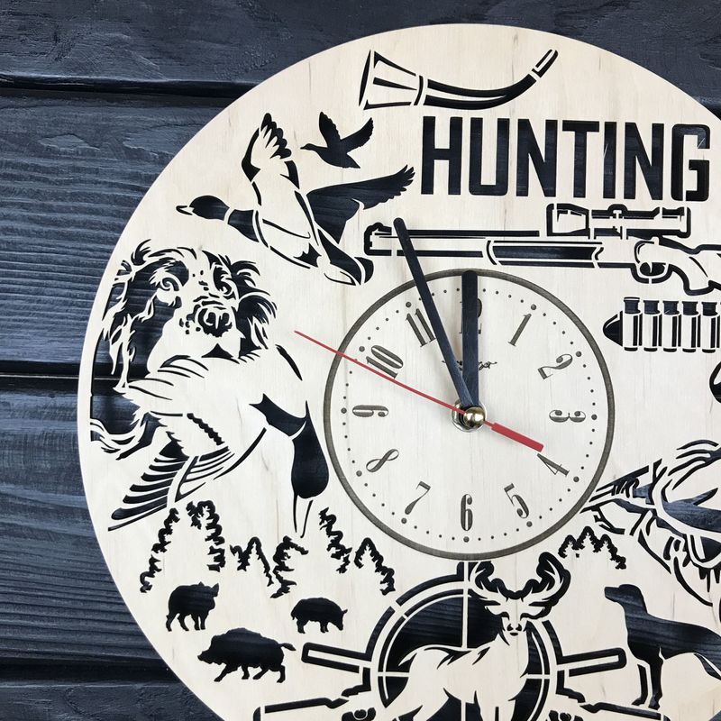 Оригинальные настенные часы из дерева на тему охоты