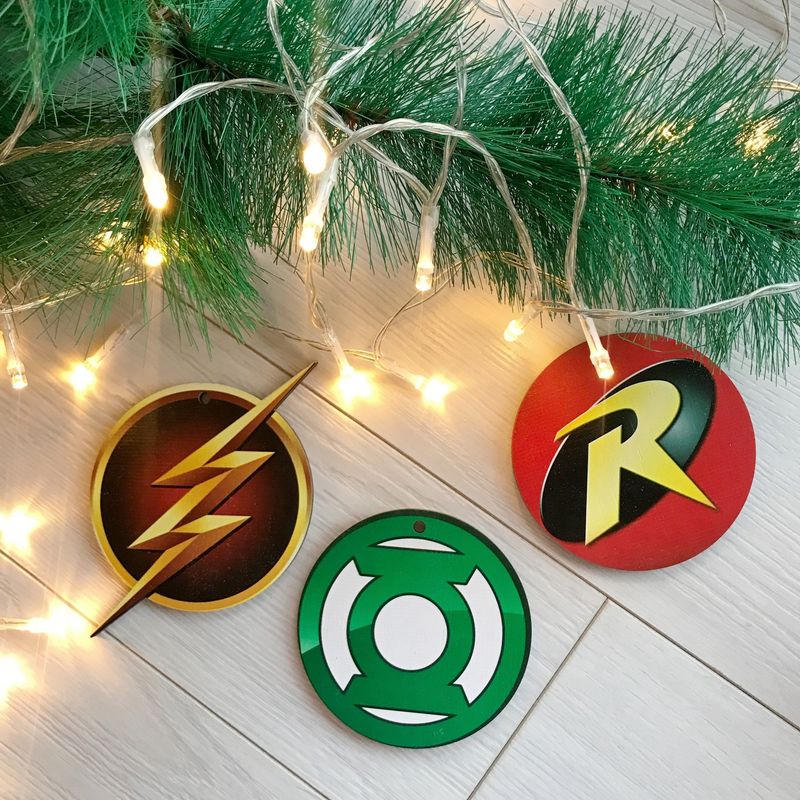 Оригинальный набор новогодних игрушек на елку с изображениями символов супергероев вселенной DC