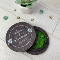 Кругла дерев'яна коробочка для обручок з мохом