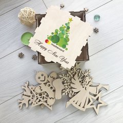 Набір новорічних іграшок з дерева в брендованій подарунковій коробці