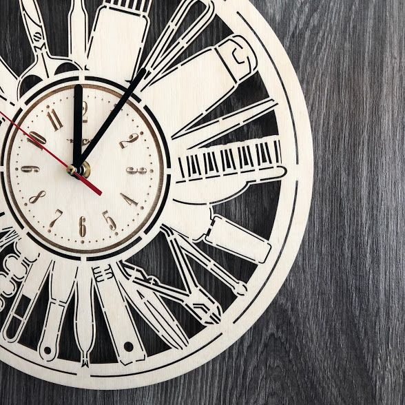Тематические настенные часы из дерева в маникюрный салон