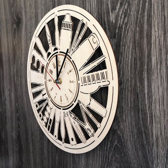 Тематичний настінний годинник з дерева в манікюрний салон