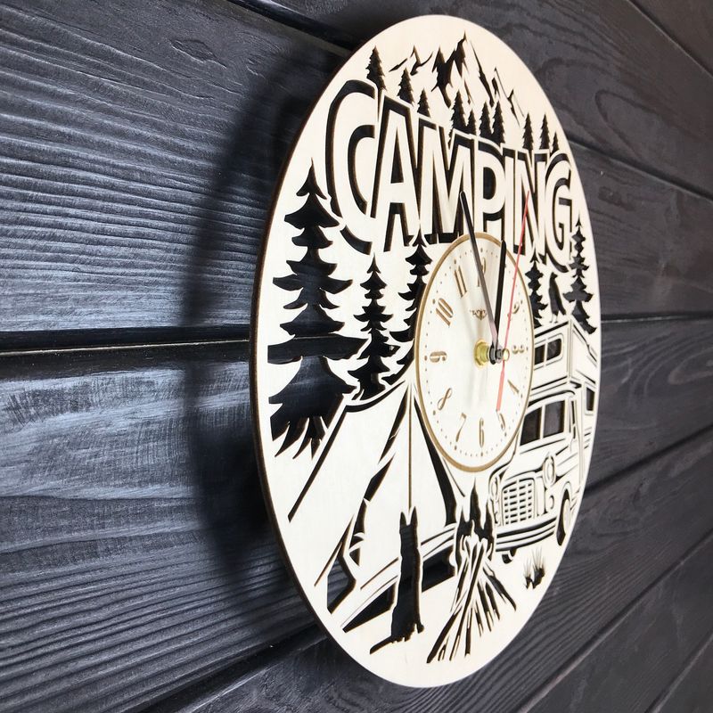 Деревянные настенные часы в интерьер «Кемпинг»