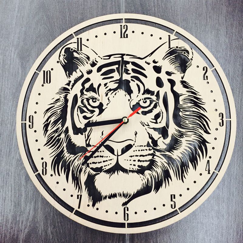 Круглые часы из дерева на стену «Тигр»
