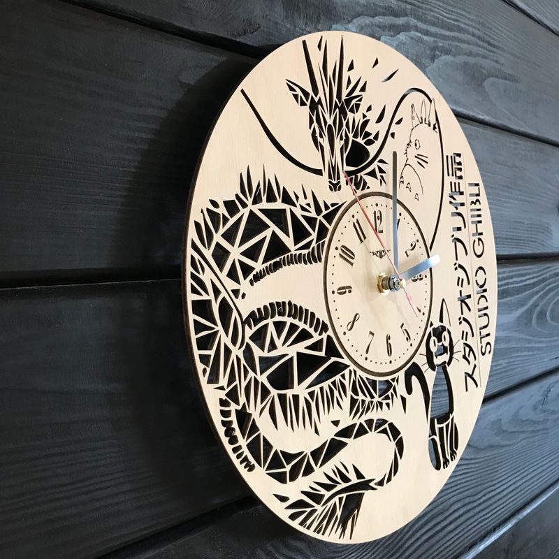 Часы круглфые настенные из дерева "Студия Ґибли"