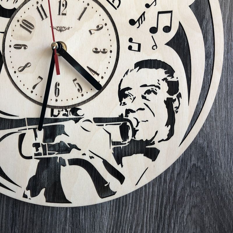 Часы ручной работы настенные деревянные «Луи Армстронг»