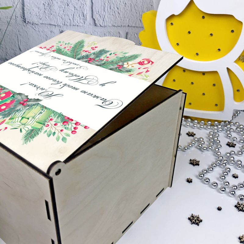 Дерев`яна коробка для подарунку в новорічному стилі з персональним написом на замовлення