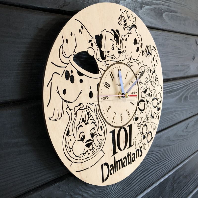 Настінний годинник з дерева в дитячу «101 далматинець»