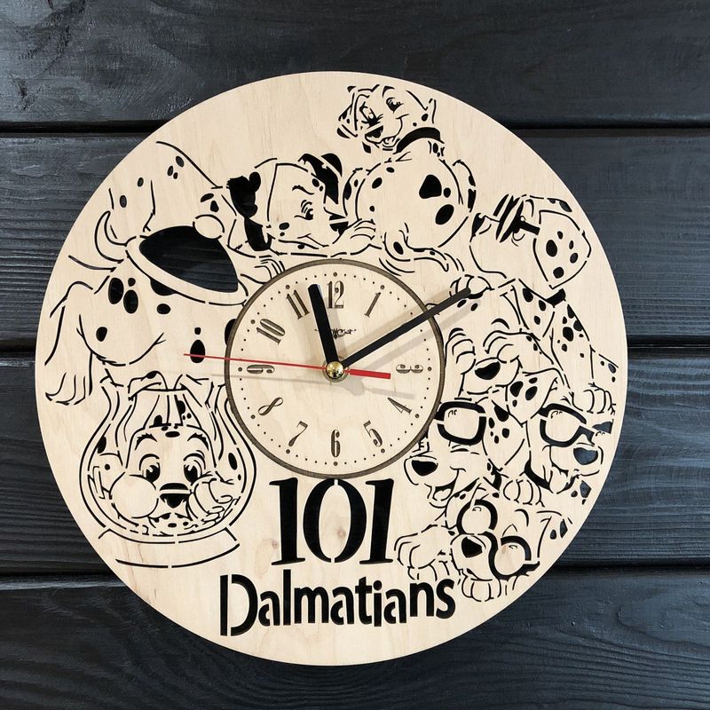 Настенные часы из дерева в детскую «101 далматинец»