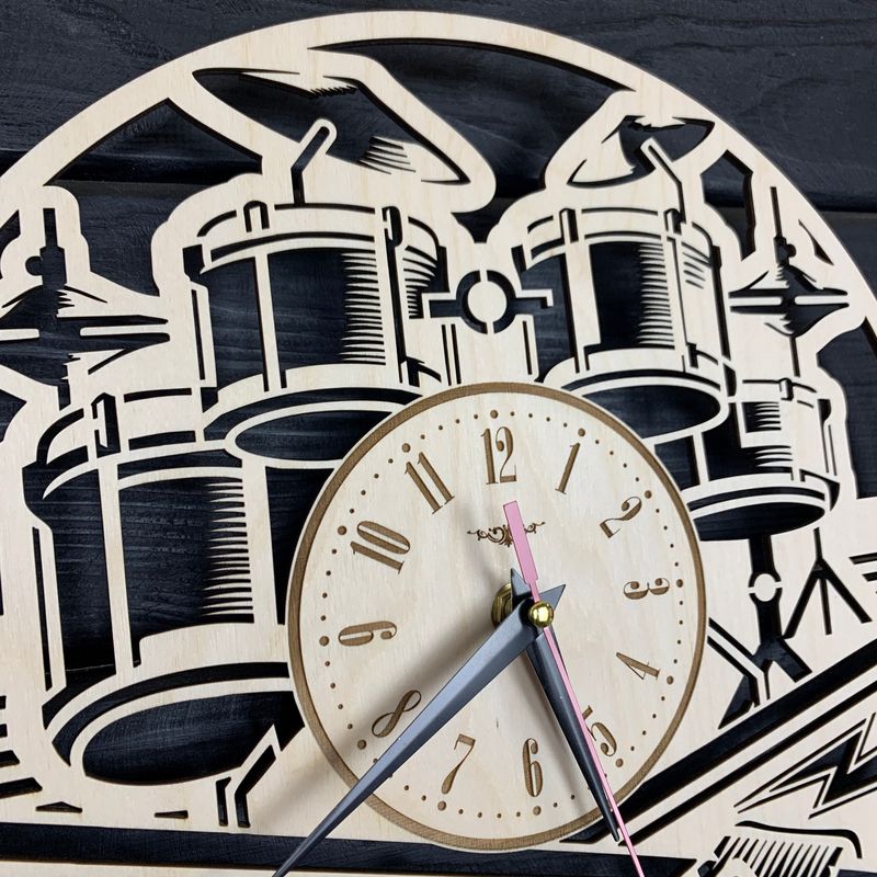Настенные деревянные часы с оригинальным дизайном «Барабаны»