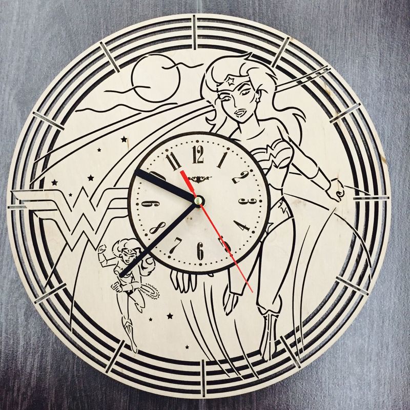 Настенные часы «Чудо-женщина» с дизайнерским циферблатом